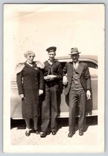 VINTAGE OLD OUTDOOR ANTIQUE PHOTO PICTURE WW2 USA NAVY MILITARY MAN FAMILY CAR