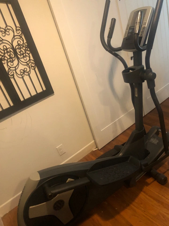 Equipo de entrenamiento elíptico de gimnasio gris y negro dorado Foto 2 de 2