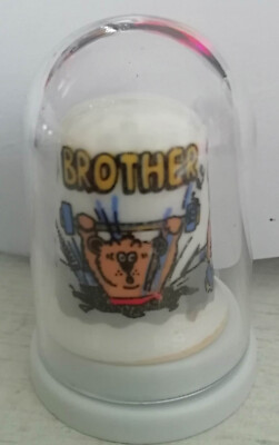 Englischer Bone China Fingerhut in Schutzkuppel - DER GRÖSSTE BRUDER