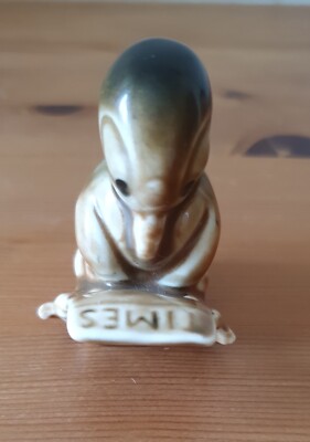 Art Deco Keramik Pinguin sitzend die Zeitung lesen Figur