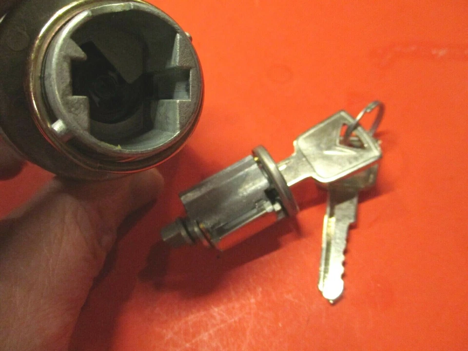 INTERRUPTOR DE ENCENDIDO CON LLAVE FORD F100,F250-F350 MUSTANG-BRONCO-GALAXIE 1960-1977 Foto 3 de 3