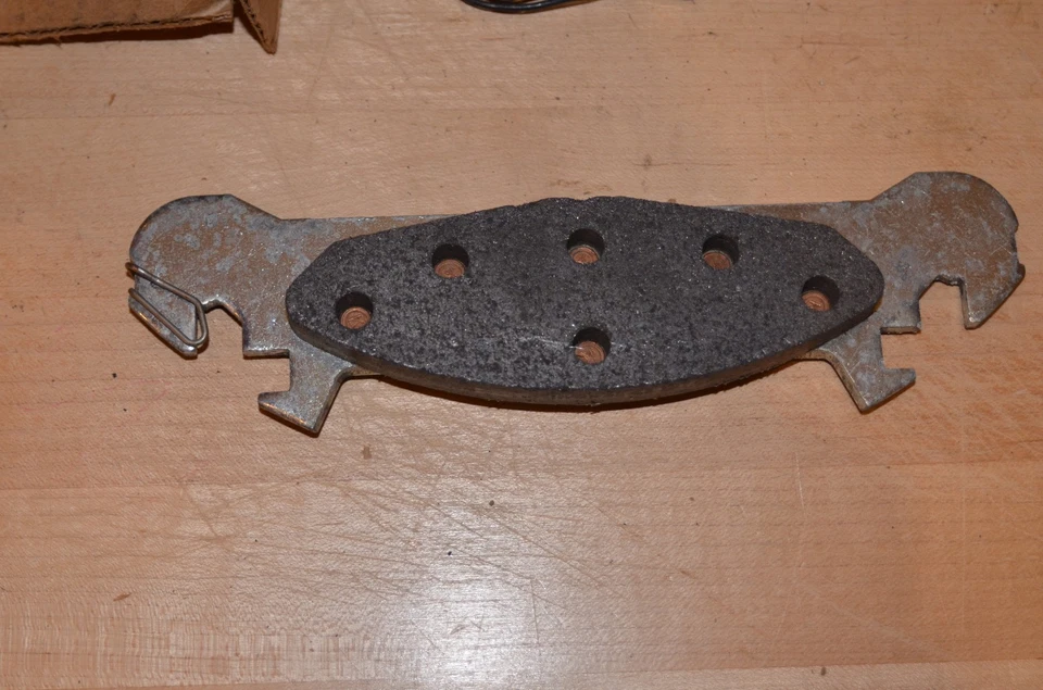 Juego de pastillas de freno delanteras Dodge Daytona 1984-90 con sensores clips Mopar 4313655 fabricante de equipos originales Nuevo de Lote Antiguo Foto 3 de 4