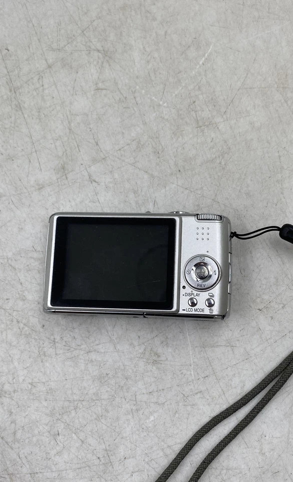 Panasonic LUMIX DMC-FX01 Silver 4X Zoom Compact Digital Camera With Battery - Image 2 of 4