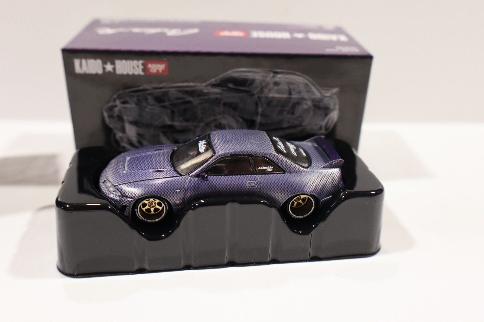 Mini gt kaido house 1/64 #163 nissan skyline GT-R R33 active carbon