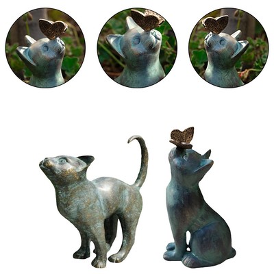 Süße Resin Figur einer bezaubernden Katze in Begleitung eines bunten Schmetter
