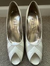 Vintage Bruno Magli Women s Peep Toe Cream Heels Size 10AA