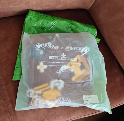 *limited* VeryCool x Minecraft Bee Hoodie Size L *new*