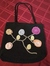 Borsa a tracolla nera in maglia all'uncinetto multicolore con fiori e piccole perline trasparenti