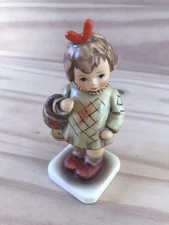 Goebel Hummel I BROUGHT YOU A GIFT HUM Collectors Club Figurine