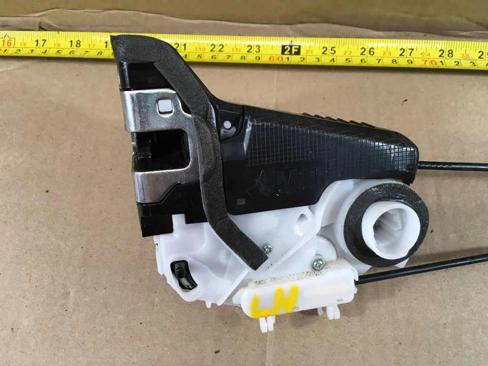 Cerradura puerta trasera izquierda Toyota Prius Prime 2017-2022 60408 Q51-14120 OEM. Foto 4 de 4