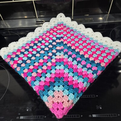 Handgefertigte Häkeldecke Kinderbett, Kinderwagen, Autositz, Schoß. Weiß, Pink und Blau.