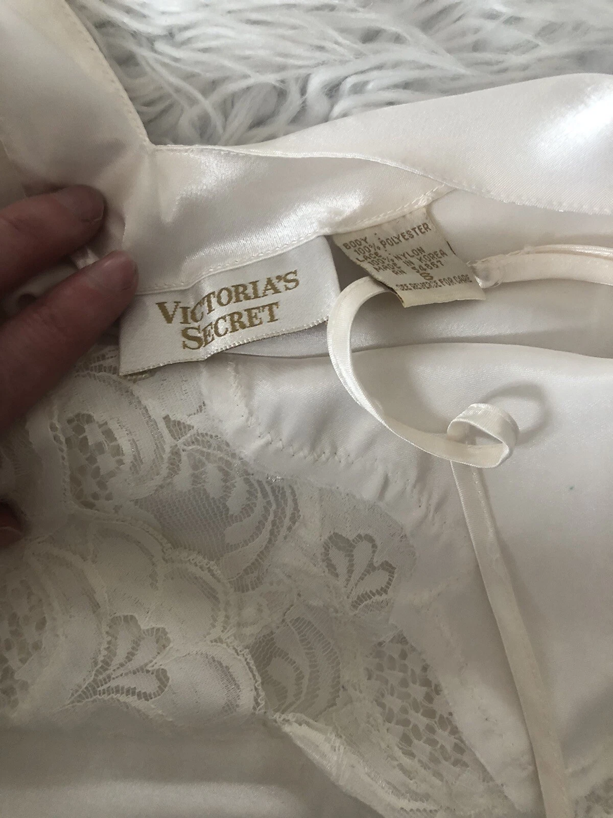 UNDERCOVER Piccolo abito vintage Victoria's Secret slip raso pizzo da notte avorio regolabile. Y