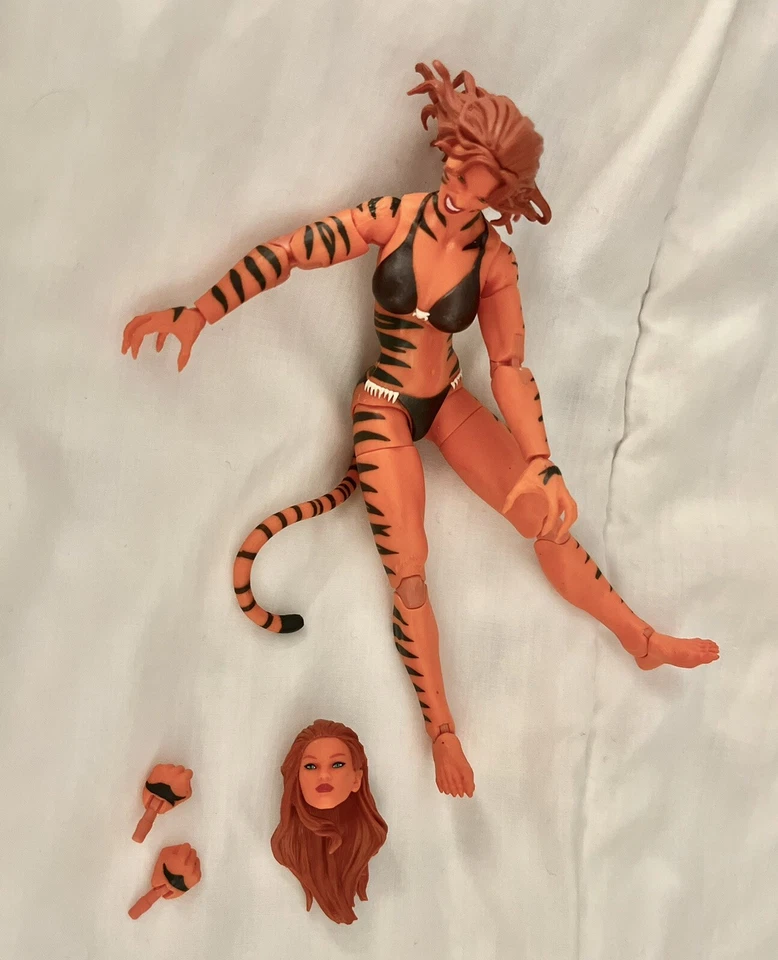 Figura de acción Marvel Legends Tigra (2 CABEZAS + 2 ESCULPIDAS a mano) Retro 2021 Hasbro Foto 2 de 4