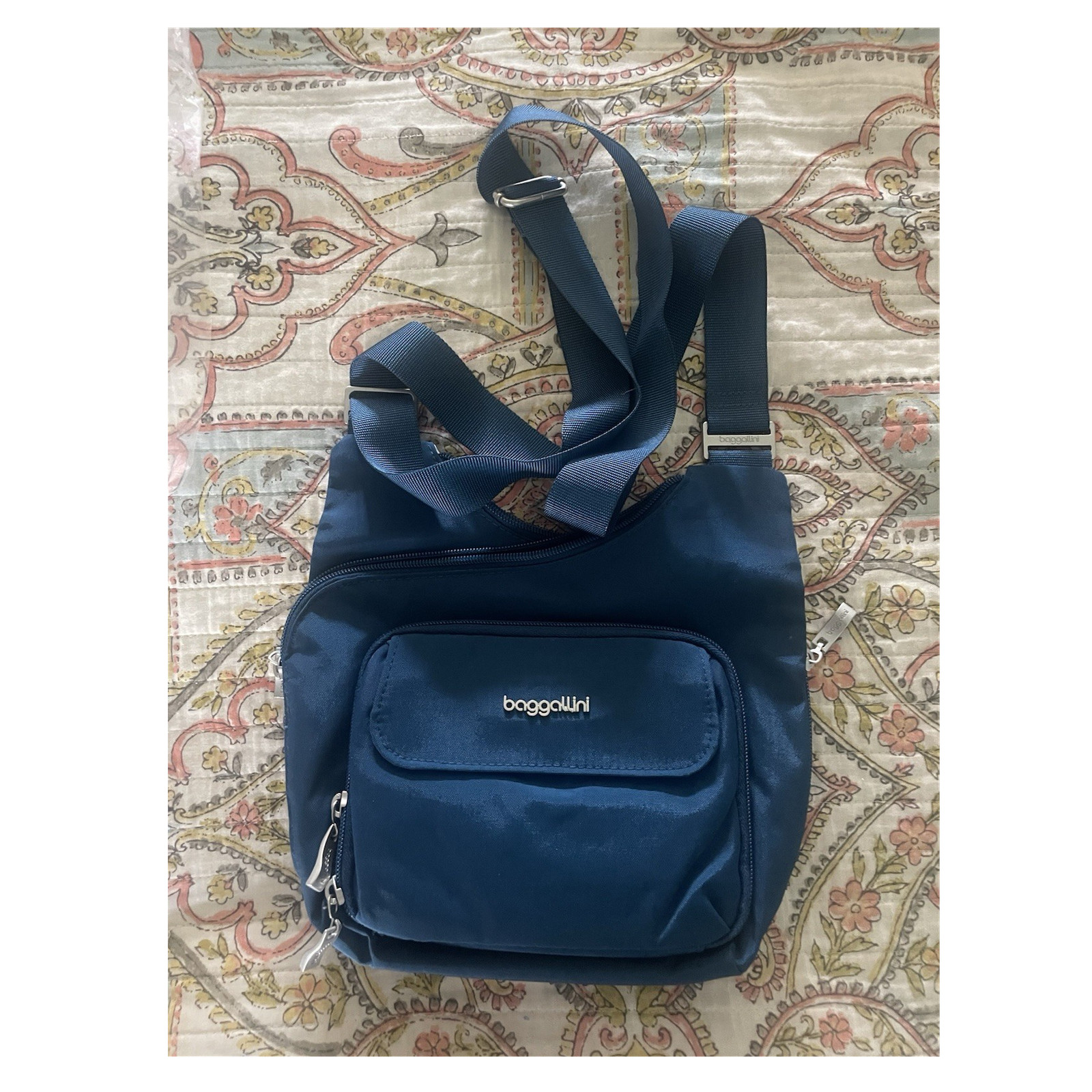 baggallini Navy Crossbody Bag Water-Resistant Adjustable Strap Compartments