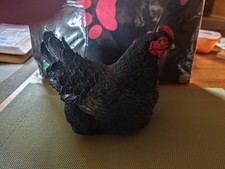 Gartenfigur Huhn liegend schwarz Henne Frostsicher Dekofigur Bauernhof Frühling