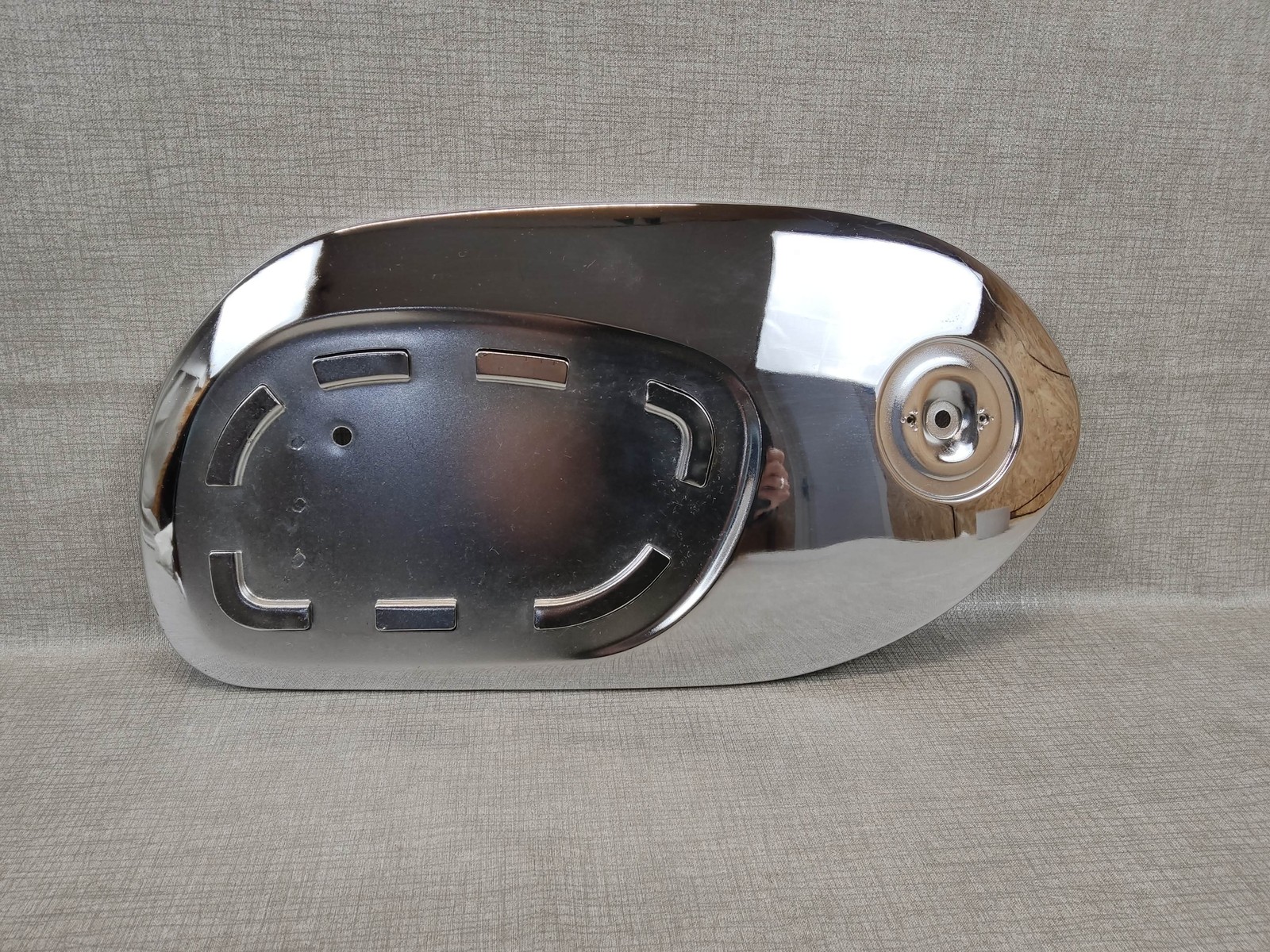 Flanc droit de réservoir chromé HONDA C200 authentique 17640-030-000