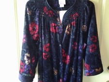 New Simply Basic Crushed Velvet Robe, Beautful Black ,Red Gold Floral. Medium.