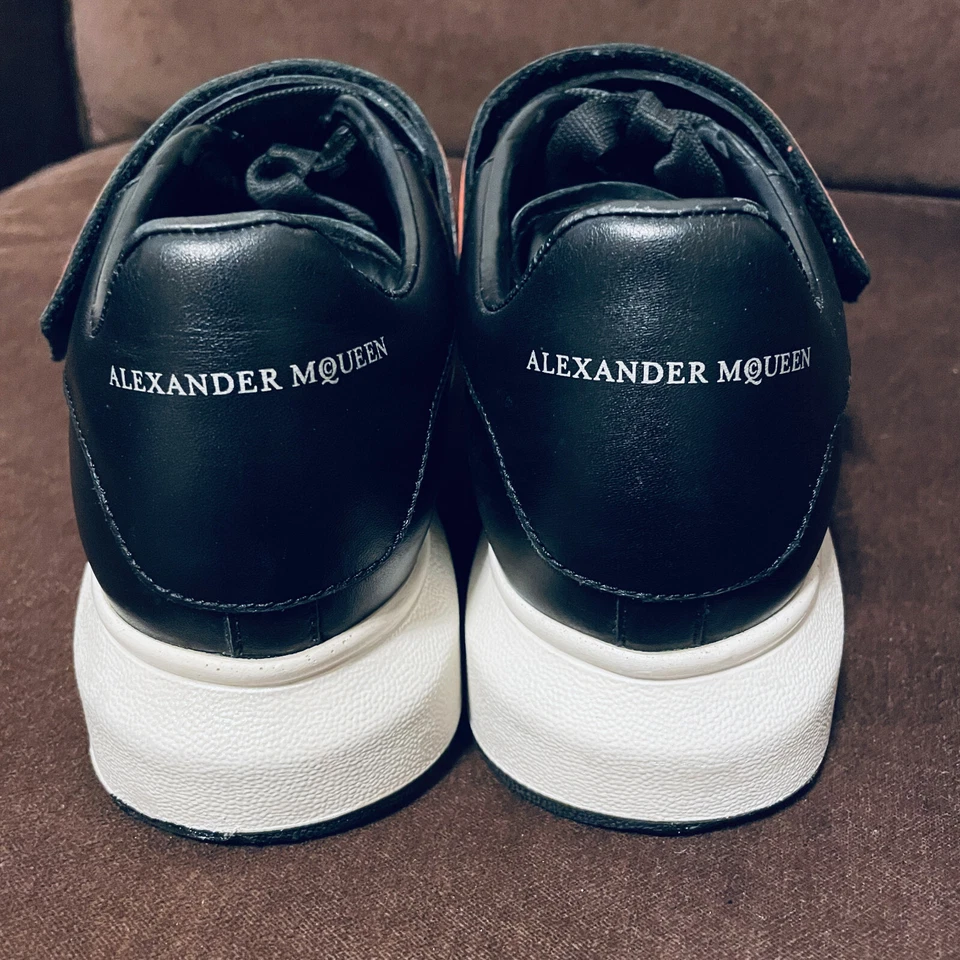 Zapatilla deportiva Alexander McQueen Larry de gran tamaño negra roja correa tachonada 40 EU RARA Foto 4 de 4