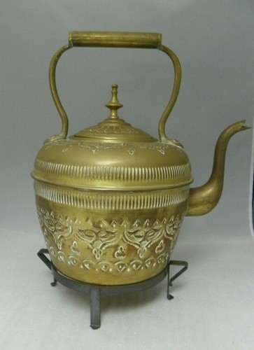 Caldera de latón grabada vintage con soporte de metal ¿India? Decorativo de 12"" de alto - Imagen 2 de 10