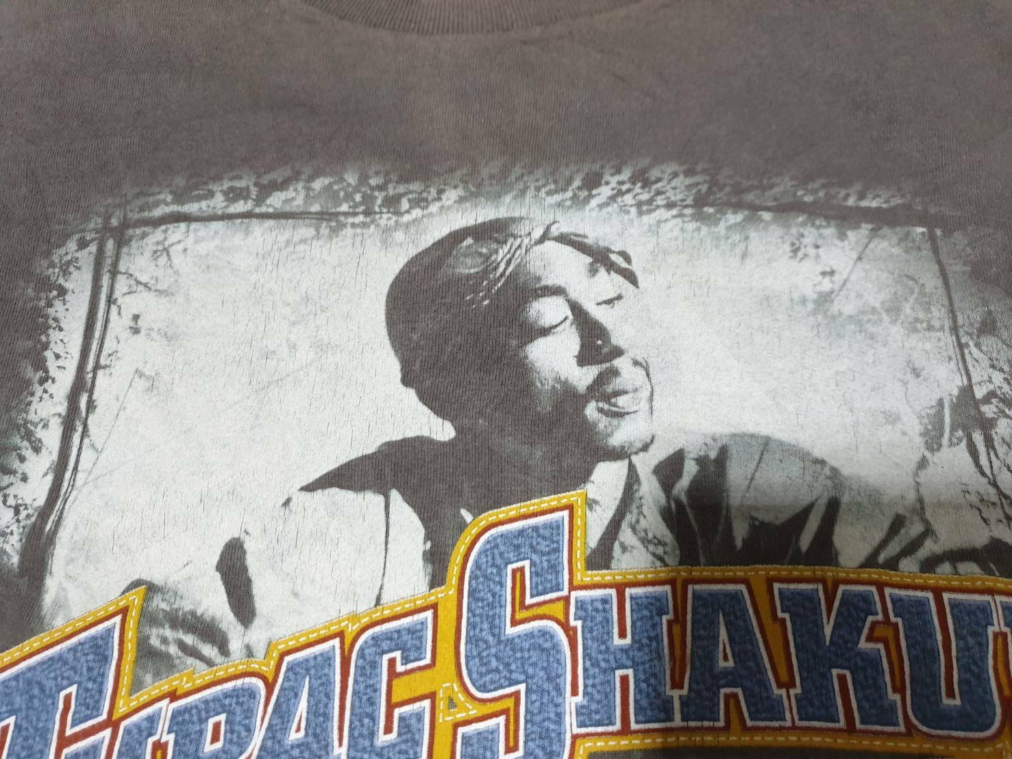 Camiseta Oficial De 2Pac (Tupac) 'A River That Flows Forever' | 100% Algodón | Tallas Disponibles Para Hombre | Diseño De Letra De Canción
