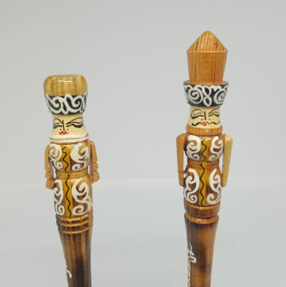 Difícil de encontrar (2) bolígrafos de madera hechos a mano KIRGUISTÁN arte popular kirguís (Asia Central) LEER Foto 2 de 4