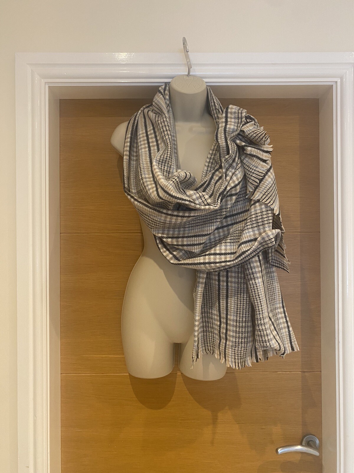 Primark Ladies Grey Checked Chunky Knit Long Frayed Scarf 70in X 28in image 8