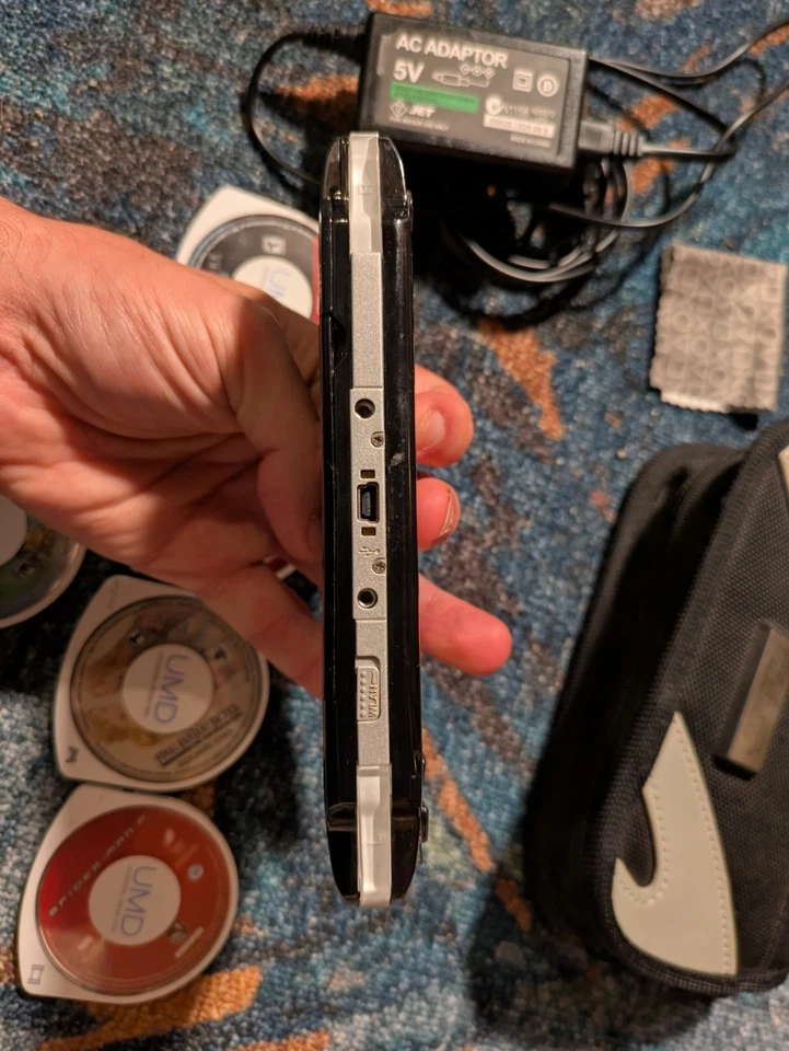 Console preto Sony PSP-3001 funcional com estojo, bateria, carregador, cartão de memória, jogos - Imagem 4 de 4