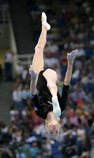 Svetlana Khorkina de Rusia compite en la barra de equilibrio durante la foto antigua