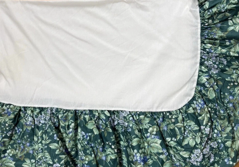 FALDA DE CAMA LAURA ASHLEY BRAMBLE BERRY FLORAL AZUL/VERDE/BLANCO TAMAÑO KING 14 GOTAS Foto 3 de 3