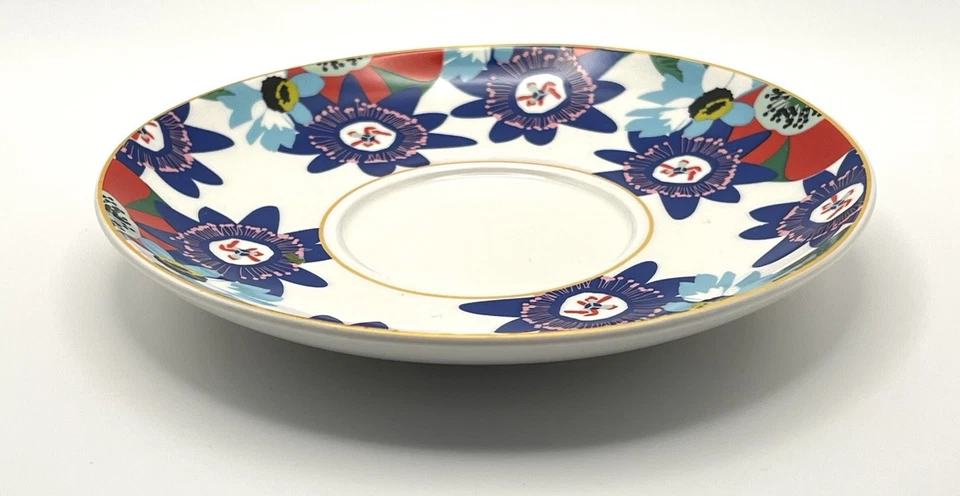 Xícara e pires de porcelana Maxwell & Williams florais azuis e vermelhos e C's - Imagem 3 de 4