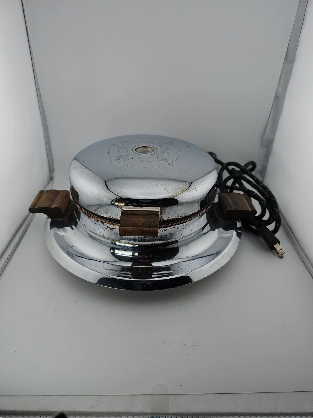 c. 1940s National Stamping Electric Art Deco Waffle Iron Maker Round Tested Vtg