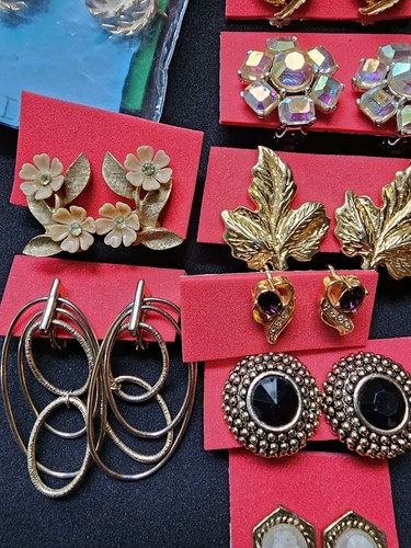 Vtg Lot 12 Pair Clip On Earrings Cameo Rhinestone 5 Signed 2 Trifari Monet Coro+ - Picture 10 of 19