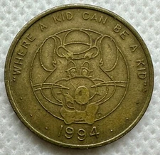 small 23mm 1994 BRASS CHUCK E CHEESE TOKEN Pizza Time Theatre Showbiz