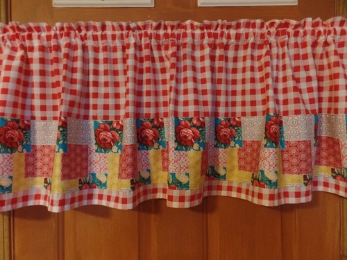 Pioneer Woman Checks, Red Rose Patchwork Trim, Handmade Window Valance, 60 x 16 - Afbeelding 1 van 3