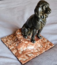 Chien de chasse en régule sur socle marbre rouge incarnat