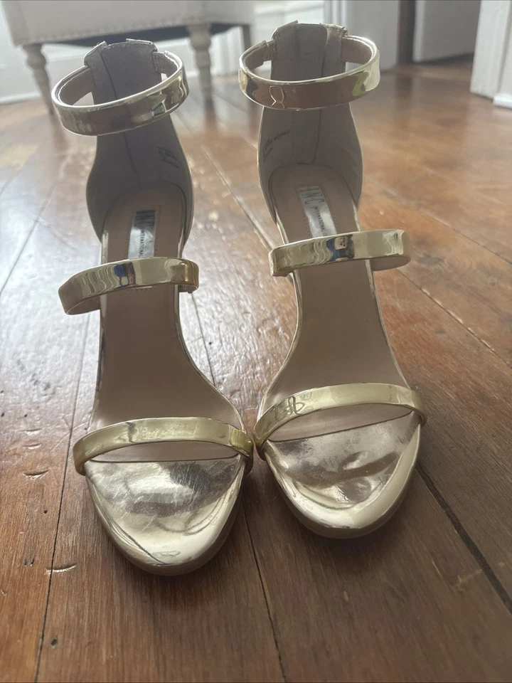 Tacones dorados para mujer talla 7,5 Foto 2 de 4