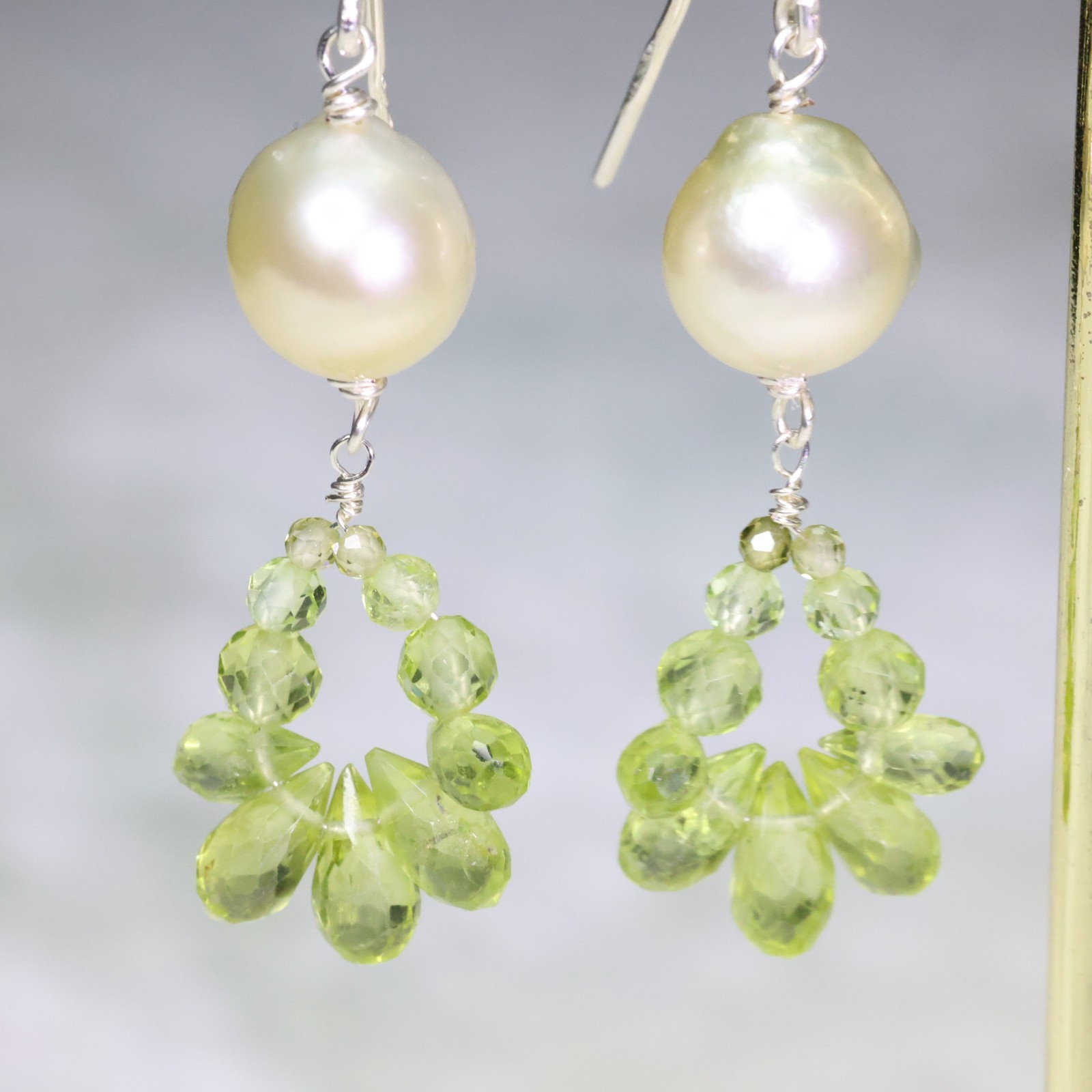 Boucles d'oreilles perles des mers du sud pour mariage élégant - Bijoux fins péridots verts Réf 2432