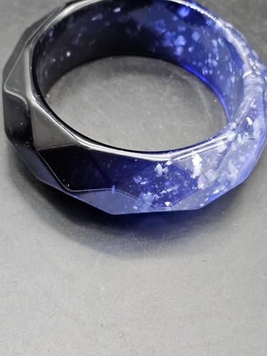 FACET CUT Blue Black White Speckled LUCITE BANGLE VINTAGE Bracelet