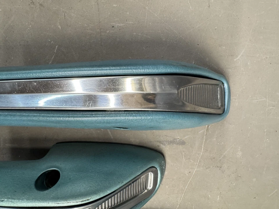 Ford Galaxie Fairlane 500 1963 1964 interior panel puerta brazos reposabrazos delanteros Foto 3 de 4