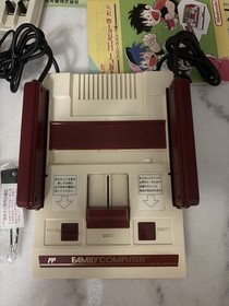 Nintendo Famicom HVC-001 Nintendo Japan, comes with all cables /insert & 4 games