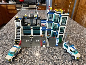 LEGO City: Police Station (7498), Retired Complete w/ Manual, Minifigs & Box, 