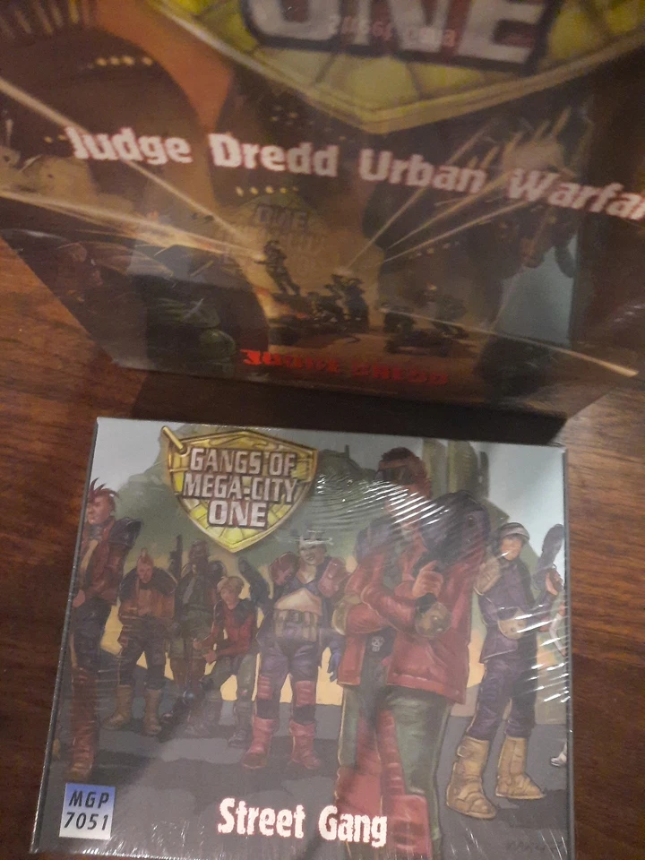 GANGS OF MEGA CITY ONE: Judge Dredd Urban Warfare Wargame MGP7050 -7051 Str Gang - Image 2 of 4