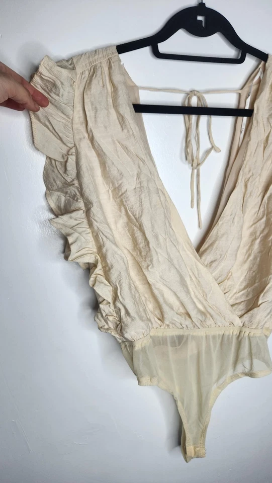 Body Lulus Mujer Pequeño Beige Volantes Profundo V Sobrepelliz Malla Tanga Una Pieza Foto 3 de 4