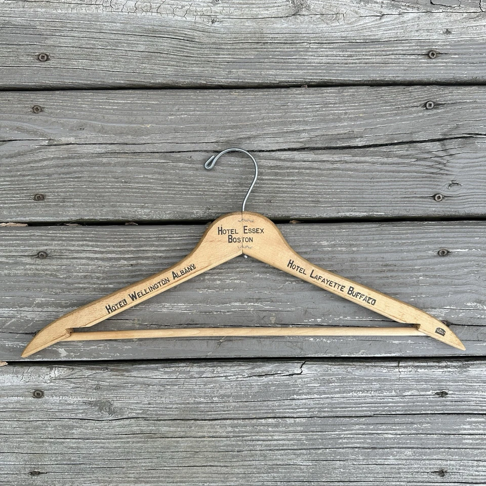 Lote 2 perchas de hotel de madera vintage Pickwick Chicago/Boston de alta resistencia Foto 2 de 4