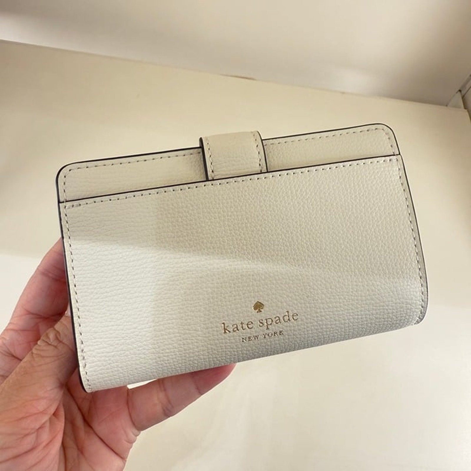 Kate Spade Phoebe Floral Applique Turnlock 折財布 KK250 Kate Spade KK250 Phoebe Floral Applique Turnlock Medium