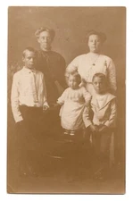 RPPC POSTCARD CIRCA 1910s FAMILY OF THREE MOTHERS & CHILDREN UNPOSTED DIVIDED