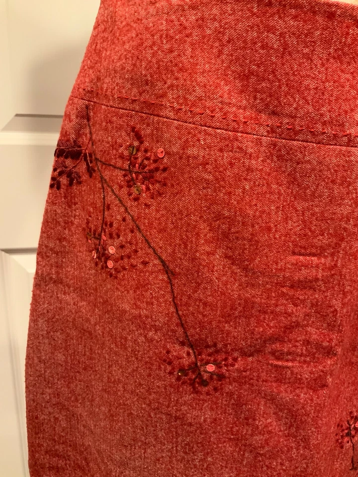 BCBG Max Azria Mezcla de Lana Roja con Bordado Floral/Lentejuelas, Talla 4 (EE. UU.) Foto 2 de 4