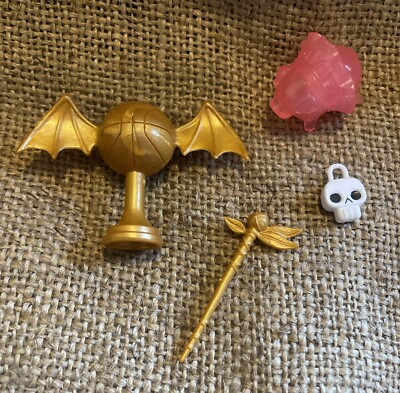 4 Monster High seltene Modepuppe Spielzeug Actionfigur Zubehör Trophäe Zauberstab Schloss