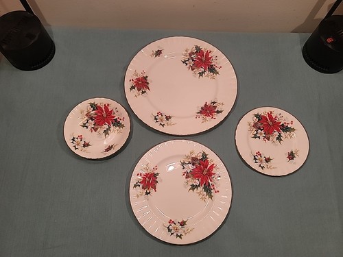 ROYAL ALBERT POINSETTIA 5 Piece Place Setting (S) - Picture 6 of 12