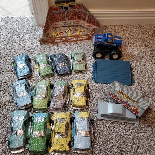 Vintage 1990 Hot Wheels Bigfoot Monster Truck Champions Crunch Arena Works